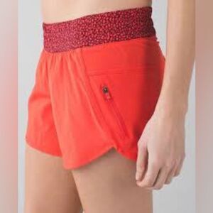 (A4) Lululemon Women's Shorts Red Grape Miss Mosaic Alarming